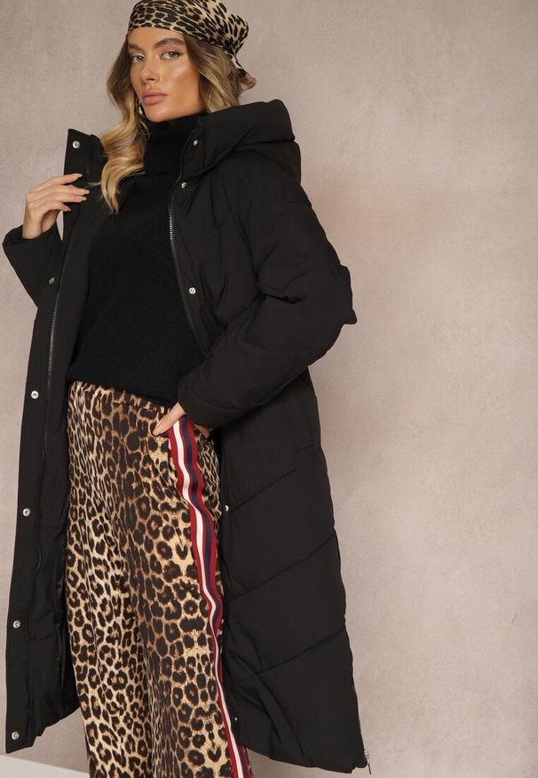 Renee - Czarna Długa Kurtka Pikowana z Nieodpinanym Kapturem Nerindale. Okazja: na spacer, na co dzień. Kolor: czarny. Materiał: wełna, jeans. Długość: długie. Sezon: zima. Styl: klasyczny, casual, elegancki