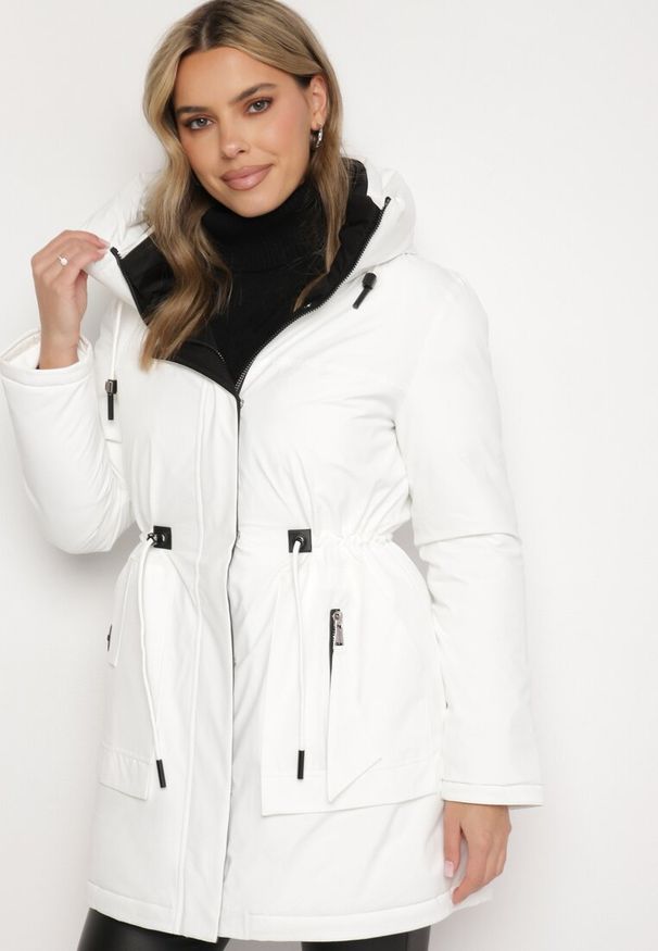 Born2be - Biała Kurtka Parka z Kapturem Ściągana w Pasie Semielin. Okazja: na co dzień, na spacer. Typ kołnierza: kaptur. Kolor: biały. Styl: elegancki, casual