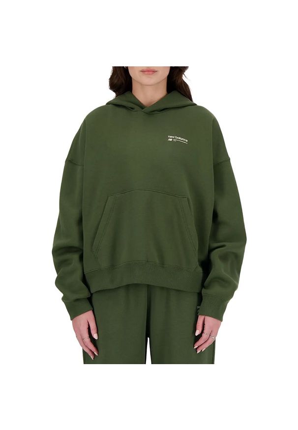 Bluza New Balance WT33531KOU - zielona. Okazja: na co dzień. Typ kołnierza: kaptur. Kolor: zielony. Materiał: materiał, bawełna, poliester, prążkowany. Styl: casual, klasyczny