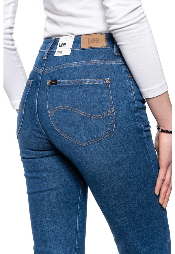 Lee - LEE BREESE DAMSKIE SPODNIE JEANSOWE FLARE L32YRONR 112107771