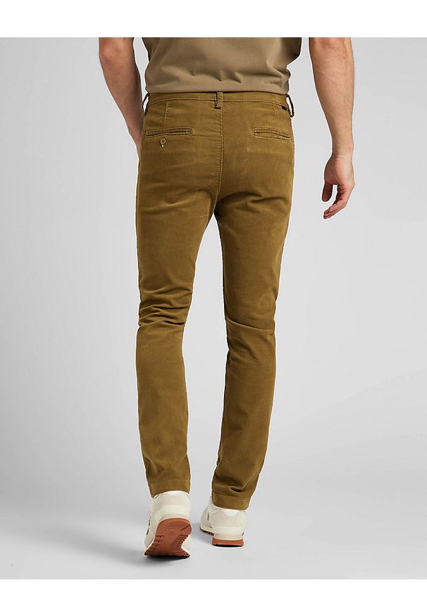 Lee - LEE SLIM CHINO MĘSKIE SPODNIE SZTRUKSOWE SZTRUKS TUMBLEWEED L71LAXDH 112321640. Materiał: sztruks