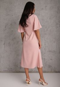 Renee - Różowa Zwiewna Sukienka Wieczorowa VICES z Aplikacją 3D w Kształcie Kwiatu Themira. Typ kołnierza: dekolt w kształcie V. Kolor: różowy. Wzór: aplikacja, kwiaty. Styl: wizytowy #5