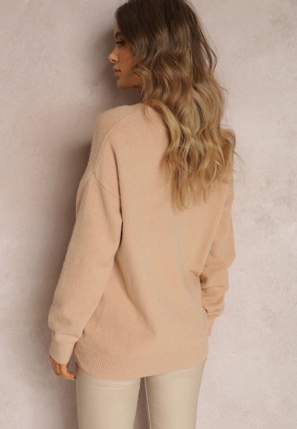 Renee - Jasnobeżowy Sweter z Wiskozy Oversize Conime. Okazja: na co dzień. Typ kołnierza: dekolt w kształcie V. Kolor: beżowy. Materiał: wiskoza. Długość rękawa: długi rękaw. Długość: długie. Wzór: aplikacja. Styl: elegancki, casual