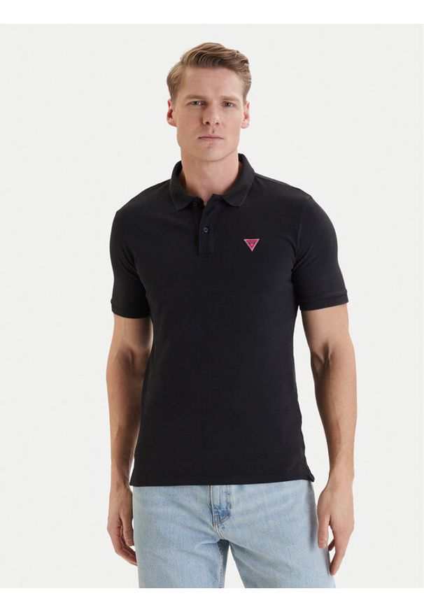 Guess Polo F6GP03 K9WF1 Czarny Slim Fit. Typ kołnierza: polo. Kolor: czarny. Materiał: bawełna