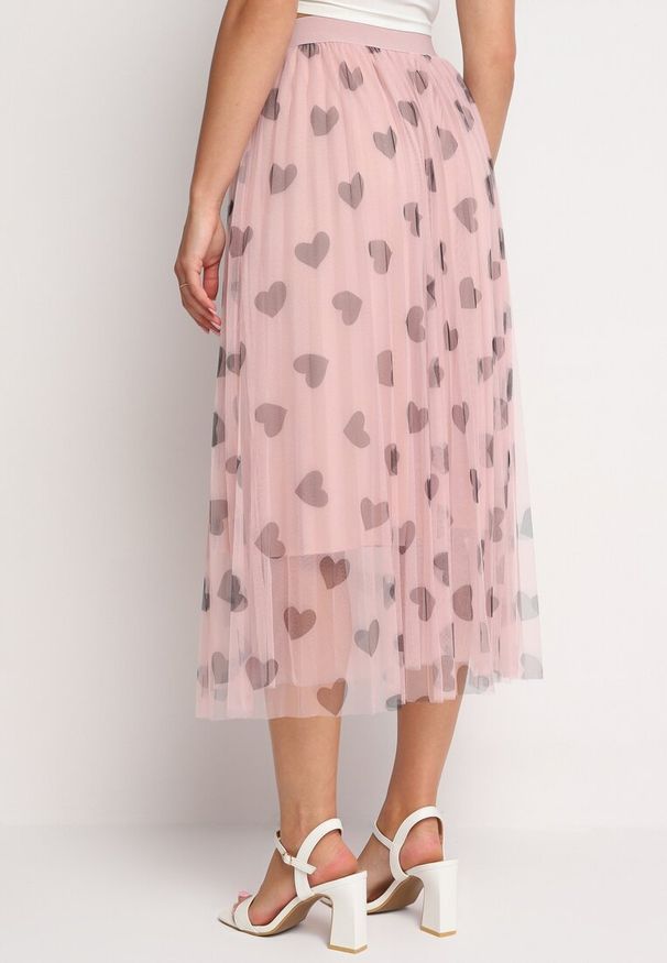 Born2be - Różowa Plisowana Tiulowa Spódnica z Gumką w Pasie i Aplikacjami Serduszkami Missalica. Okazja: na co dzień. Kolor: różowy. Materiał: tiul. Wzór: aplikacja. Styl: elegancki, casual