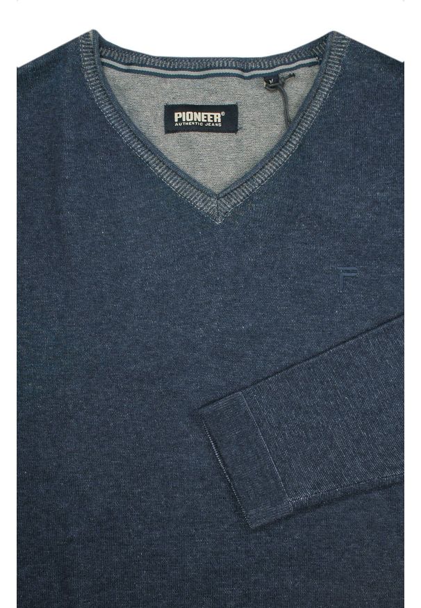 Lekki, Bawełniany Sweter Męski Pioneer - V-neck - Granatowy Melanż. Okazja: na co dzień. Kolor: niebieski. Materiał: bawełna. Wzór: melanż. Styl: elegancki, casual