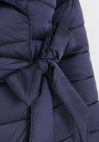 Born2be - Granatowa Kurtka Pikowana Nikessa. Typ kołnierza: bez kaptura. Kolor: niebieski. Materiał: materiał, tkanina. Długość: długie. Wzór: aplikacja #2