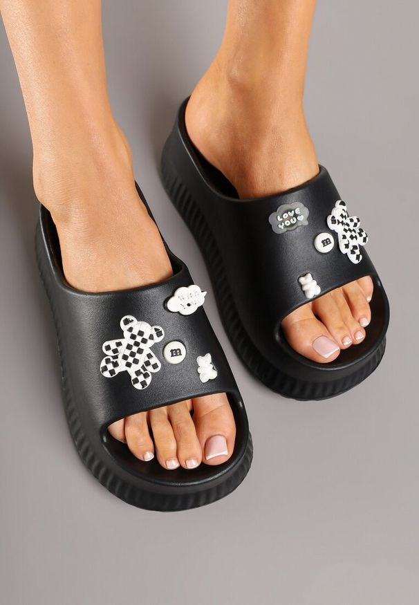 Renee - Czarne Klapki na Platformie Ozdobione Misiem 3D Jiterta. Okazja: na co dzień. Kolor: czarny. Materiał: jeans. Wzór: aplikacja. Obcas: na platformie. Styl: elegancki, casual