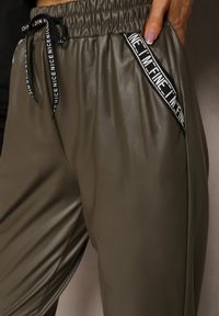 Renee - Ciemnozielone Spodnie z Imitacji Skóry z Gumką w Talii Kadni. Kolor: zielony. Materiał: polar #2