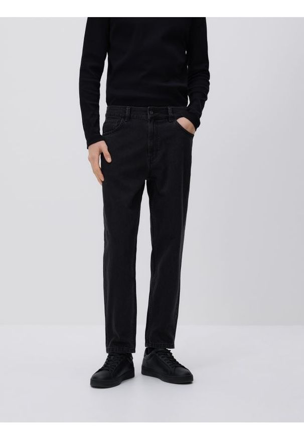 Reserved - Jeansy carrot z efektem sprania - czarny. Kolor: czarny