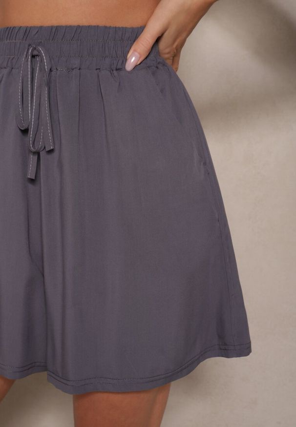 Renee - Szare Szorty z Bawełny High Waist Ozdobione Wiązaniem Selmio. Okazja: na co dzień. Stan: podwyższony. Kolor: szary. Materiał: bawełna. Wzór: aplikacja. Styl: elegancki, casual