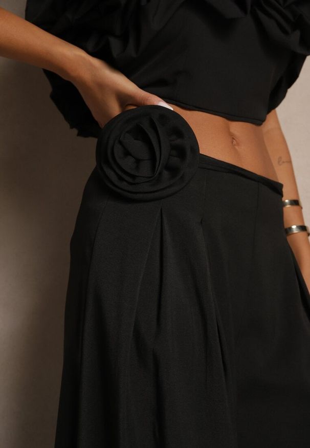 Renee - Czarne Spodnie o Szerokim Kroju High Waist z Kwiatem 3D Firalisse. Okazja: na co dzień. Stan: podwyższony. Kolor: czarny. Wzór: kwiaty. Styl: klasyczny, casual, elegancki