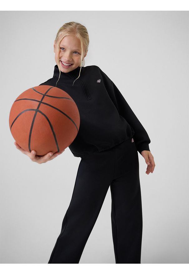 4f - 4F Bluza sportowa regular bez kaptura dziewczęca - czarna 122/128 (6-8 lat). Okazja: na co dzień, na uczelnię. Typ kołnierza: bez kaptura. Kolor: czarny. Materiał: dzianina. Sezon: lato. Styl: sportowy