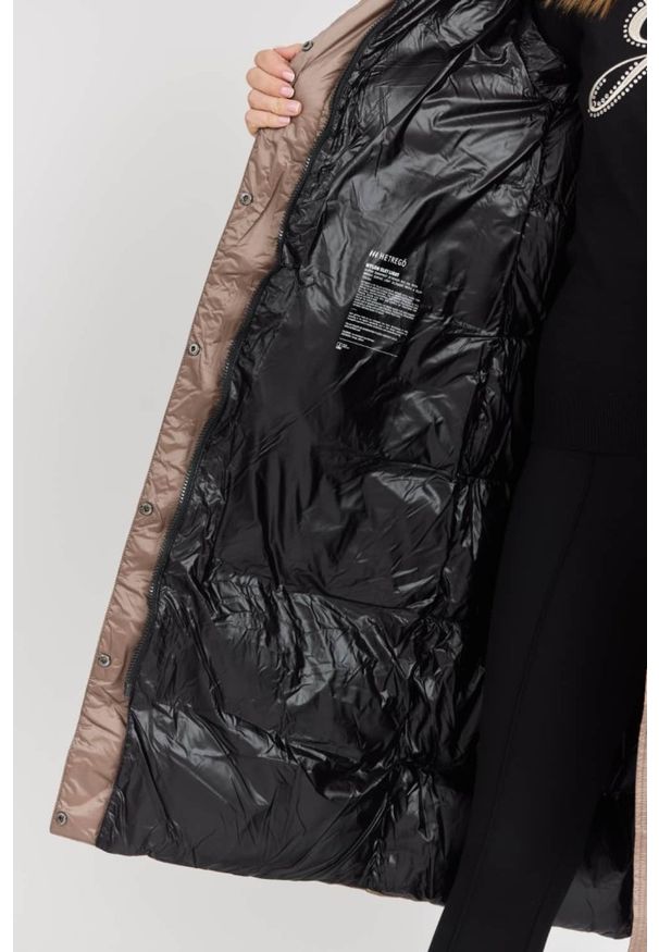 Hetrego - HETREGO Beżowy damski puchowy płaszcz Karen Woman Quilted Coat. Kolor: beżowy. Materiał: puch. Długość rękawa: długi rękaw. Długość: do kolan. Sezon: zima. Styl: klasyczny, elegancki