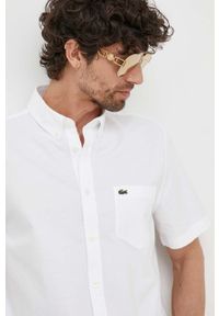 Lacoste koszula bawełniana męska kolor biały regular z kołnierzykiem button-down. Typ kołnierza: button down. Kolor: biały. Materiał: bawełna. Długość rękawa: krótki rękaw. Długość: krótkie