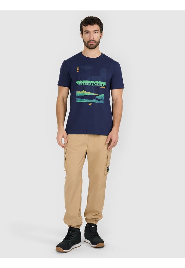 4f - 4F T-shirt regular z nadrukiem męski - granatowy S. Okazja: na co dzień. Kolor: niebieski. Materiał: dzianina, bawełna. Długość rękawa: krótki rękaw. Długość: krótkie. Wzór: nadruk. Styl: casual