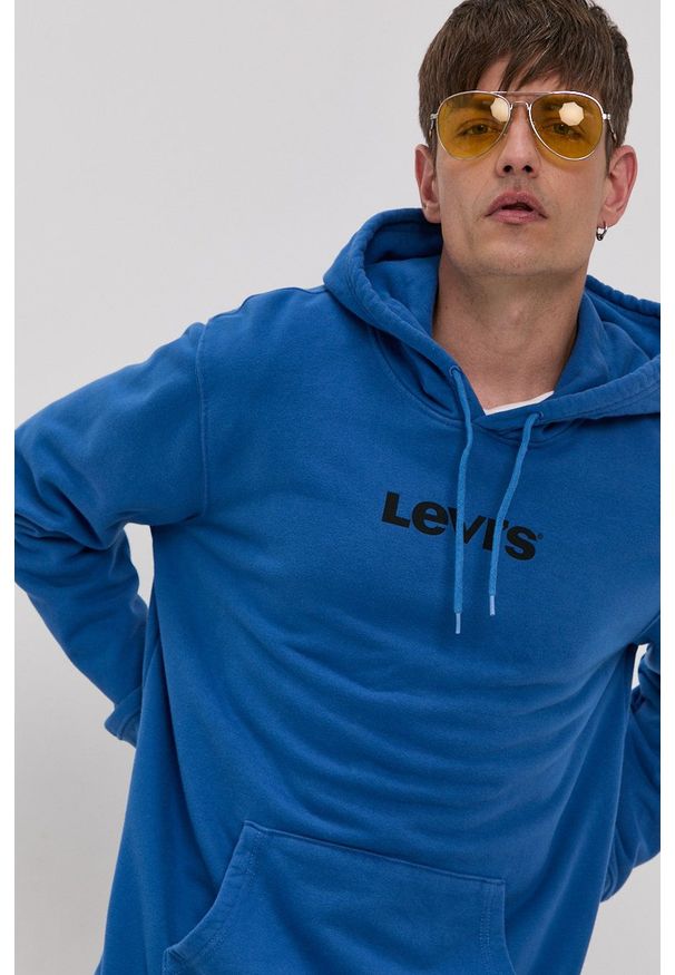 Levi's® - Levi's Bluza bawełniana męska z kapturem z nadrukiem. Okazja: na spotkanie biznesowe, na co dzień. Typ kołnierza: kaptur. Kolor: niebieski. Materiał: bawełna. Wzór: nadruk. Styl: casual, biznesowy