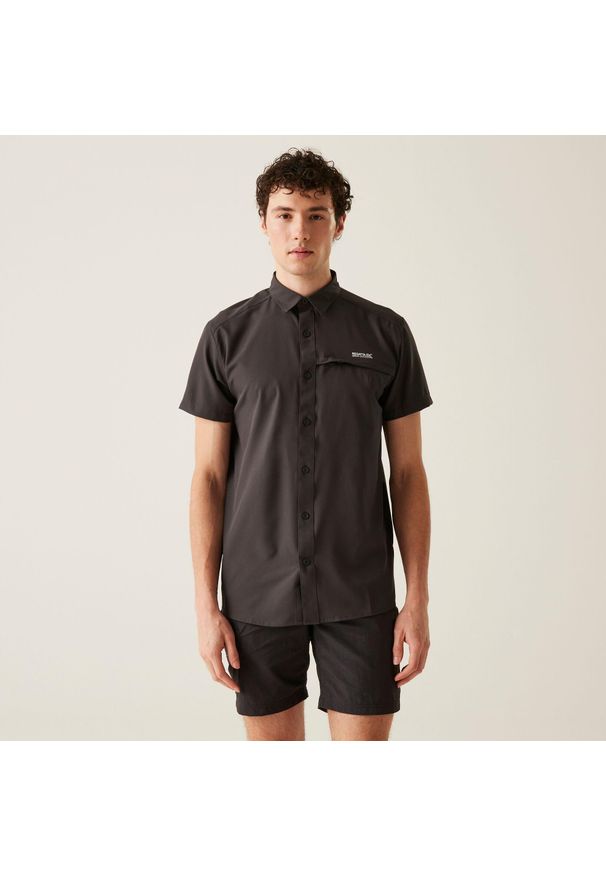 Regatta - Travel Packaway męska koszula z krótkim rękawem. Kolor: niebieski. Materiał: materiał. Długość rękawa: krótki rękaw. Długość: krótkie. Sport: turystyka piesza