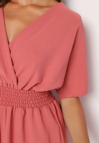 Born2be - Różowy Kombinezon z Zakładkowym Dekoltem i Gumką w Talii Belandrea. Okazja: na co dzień. Kolor: różowy. Materiał: jeans. Długość rękawa: krótki rękaw. Długość: krótkie. Sezon: lato. Styl: casual, elegancki, sportowy #2