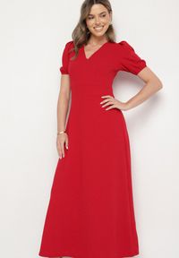 Born2be - Czerwona Sukienka Rozkloszowana z Trójkątnym Dekoltem Efralinae. Okazja: na imprezę, na spacer. Kolor: czerwony. Sezon: lato. Typ sukienki: rozkloszowane. Styl: elegancki, klasyczny #7