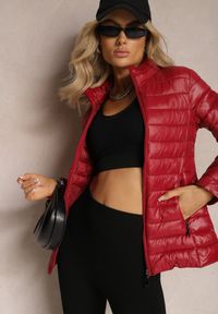 Renee - Bordowa Przejściowa Kurtka Pikowana z Zasuwanymi Kieszeniami Asethalia. Typ kołnierza: bez kaptura. Kolor: czerwony. Materiał: jeans. Wzór: aplikacja. Styl: klasyczny #5