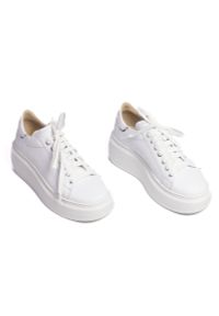 Inna - Sneakersy na platformie z lakierowaną cholewką skórzane białe Sempre 23-397. Kolor: biały. Materiał: skóra, lakier. Szerokość cholewki: normalna. Wzór: grochy. Obcas: na platformie #5