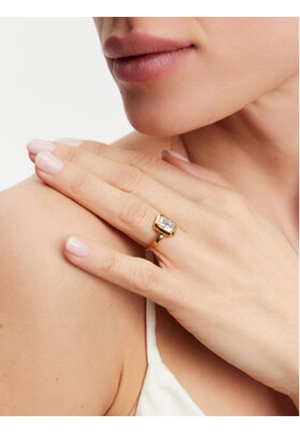 Guess Pierścionek JUBR05 251JW Złoty. Materiał: metalowe. Kolor: złoty