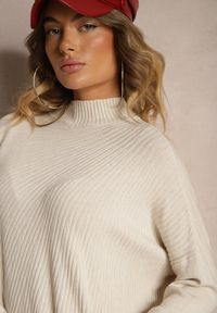 Renee - Jasnobeżowy Asymetryczny Golf z Wiskozą z Rękawami o Nietoperzowym Kroju Realeen. Okazja: na co dzień. Typ kołnierza: golf. Kolor: beżowy. Materiał: wiskoza. Styl: elegancki, casual #3