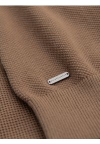 Ombre Clothing - Męska bawełniana koszulka polo ze strukturalnej dzianiny – jasnobrązowa V3. Okazja: do pracy, na co dzień. Typ kołnierza: polo. Kolor: brązowy. Materiał: bawełna, dzianina. Długość: krótkie. Styl: casual, elegancki #4