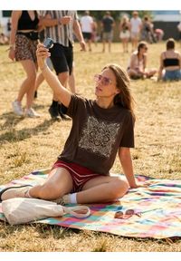 Sinsay - Bawełniana koszulka z nadrukiem - brązowy. Kolor: brązowy. Materiał: bawełna. Wzór: nadruk #1