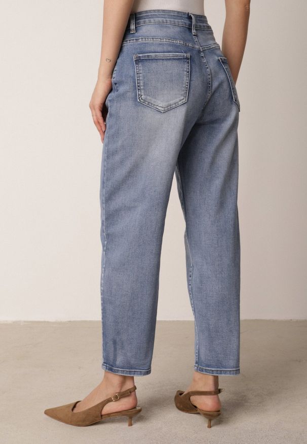 Born2be - Niebieskie Klasyczne Jeansy Mom Fit z Wysokim Stanem z Bawełny Charvielle. Okazja: na co dzień. Stan: podwyższony. Kolekcja: plus size. Kolor: niebieski. Długość: krótkie. Styl: klasyczny