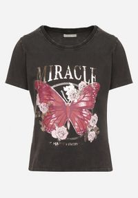 Born2be - Czarny Bawełniany T-shirt z Metalicznym Napisem i Motylem Zarevalia. Okazja: na co dzień. Kolor: czarny. Materiał: bawełna. Wzór: napisy. Styl: sportowy, klasyczny, elegancki, casual #7