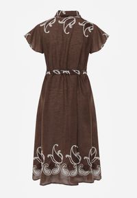 Born2be - Brązowa Rozkloszowana Sukienka Koszulowa z Wiskozy z Haftem i Wiązanym Paskiem Adellis. Okazja: na co dzień. Kolekcja: plus size. Kolor: brązowy. Materiał: wiskoza. Wzór: haft. Sezon: lato. Typ sukienki: koszulowe. Styl: casual, boho #5