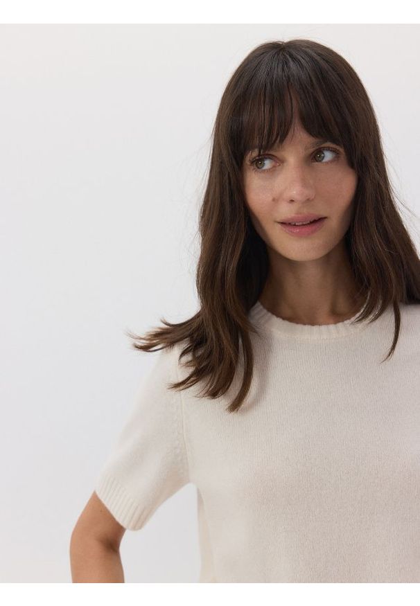 Reserved - Wełniany sweter z krótkim rękawem - kremowy. Kolor: kremowy. Materiał: wełna. Długość rękawa: krótki rękaw. Długość: krótkie