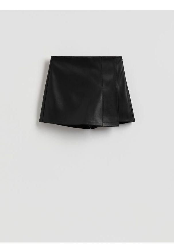 Reserved - Spódnico-szorty z imitacji skóry - czarny. Kolor: czarny. Materiał: skóra