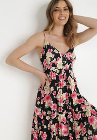 Born2be - Czarna Sukienka Damaia. Typ kołnierza: kołnierz z falbankami. Kolor: czarny. Materiał: wiskoza. Długość rękawa: na ramiączkach. Wzór: kwiaty. Długość: maxi #3