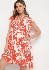 Born2be - Pomarańczowa Bawełniana Sukienka z Abstrakcyjnym Wzorem Lioraia. Okazja: na co dzień. Typ kołnierza: dekolt w kształcie V. Kolor: pomarańczowy. Materiał: bawełna. Długość rękawa: krótki rękaw. Typ sukienki: proste. Styl: casual, elegancki #1