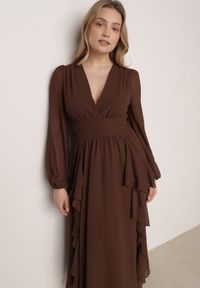 Born2be - Brązowa Romantyczna Sukienka Koktajlowa z Falbanami i Marszczeniem w Pasie Aranilla. Typ kołnierza: kołnierz z falbankami. Kolor: brązowy. Materiał: tkanina, materiał. Wzór: gładki, aplikacja. Typ sukienki: rozkloszowane. Styl: wizytowy #1