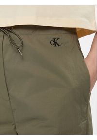 Calvin Klein Jeans Spodnie materiałowe Parachute Pant J20J222609 Khaki Regular Fit. Kolor: brązowy. Materiał: syntetyk #3