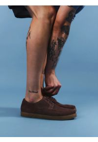 Ryłko - Brązowe półbuty męskie na beżowym spodzie. Kolor: brązowy. Materiał: skóra, welur. Styl: street #1