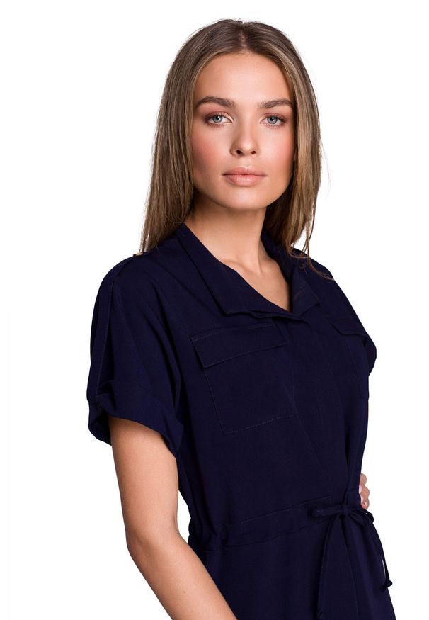 Sukienki.shop - Sukienka koszulowa trapezowa granatowa szmizjerka z wiązaniem. Okazja: do pracy, na co dzień. Kolor: niebieski. Typ sukienki: koszulowe, szmizjerki, trapezowe. Styl: casual