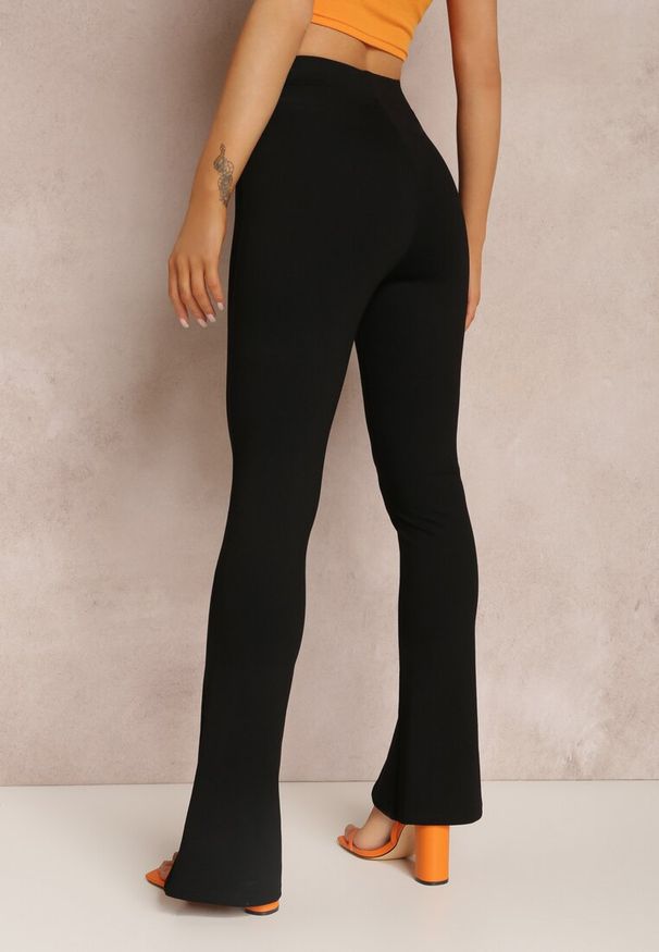 Renee - Czarne Spodnie Flare z Rozcięciem przy Nogawce Hekenia. Okazja: na spacer. Stan: podwyższony. Kolor: czarny. Materiał: wiskoza, dzianina, bawełna. Styl: elegancki, klasyczny