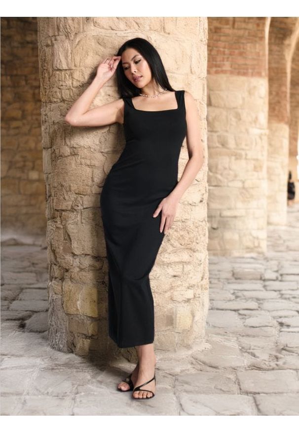 Sinsay - Sukienka midi - czarny. Typ kołnierza: dekolt w karo. Kolor: czarny. Długość rękawa: na ramiączkach. Styl: klasyczny. Długość: midi