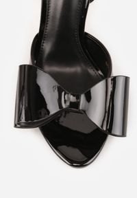 Born2be - Czarne Sandały Lakierowane Ozdobione Kokardkami Varona. Zapięcie: sprzączka. Kolor: czarny. Materiał: lakier. Wzór: aplikacja. Sezon: lato. Obcas: na obcasie. Wysokość obcasa: średni #6