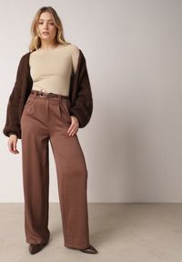 Born2be - Brązowe Szerokie Spodnie z Wysokim Stanem z Domieszką Bawełny i Geometryczną Klamrą Syliteia. Okazja: na co dzień. Stan: podwyższony. Kolor: brązowy. Materiał: bawełna. Wzór: geometria. Styl: casual #2