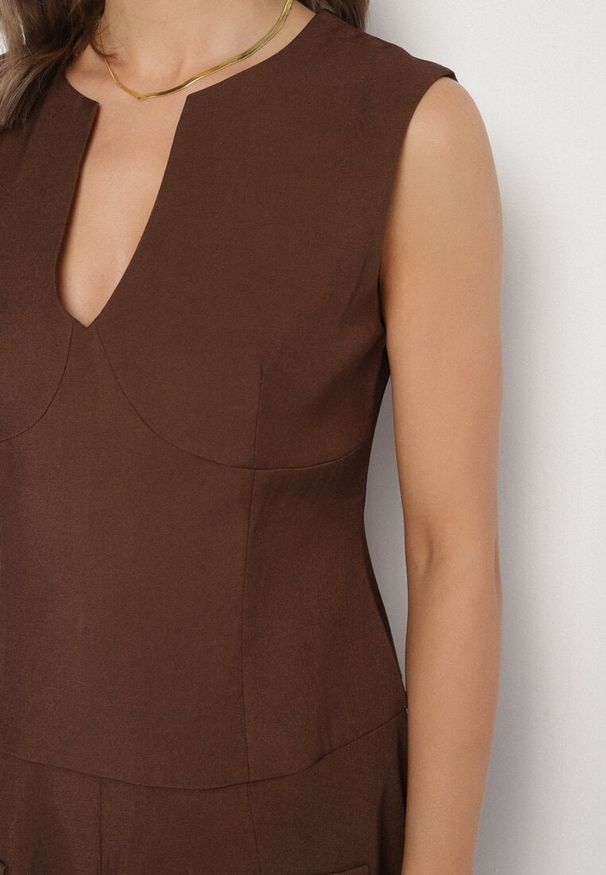 Born2be - Brązowa Rozkloszowana Sukienka z Wycięciem przy Dekolcie Atarinea. Okazja: na co dzień. Kolor: brązowy. Wzór: aplikacja. Typ sukienki: proste. Styl: casual