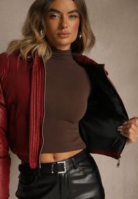 Renee - Bordowa Pikowana Kurtka z Nieodpinanym Kapturem o Krótkim Kroju Tinneira. Okazja: na spacer. Kolor: czerwony. Materiał: jeans. Długość: krótkie. Styl: elegancki