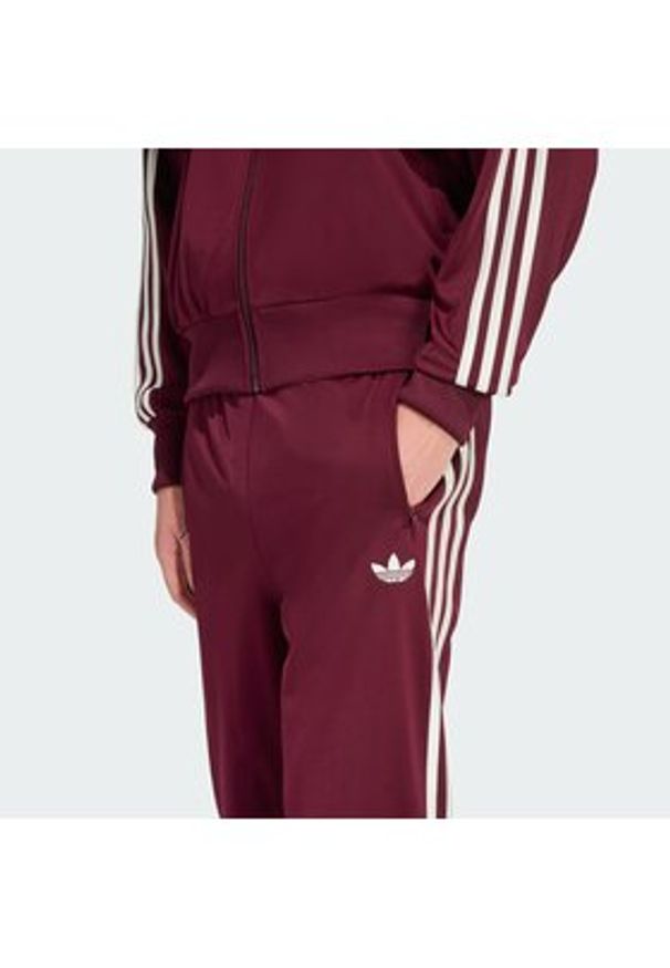 Adidas - adidas Spodnie dresowe KE1651 Bordowy Regular Fit. Kolor: czerwony. Materiał: syntetyk