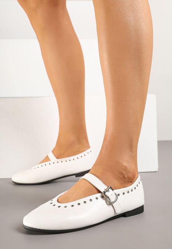 Renee - Białe Balerinki w Stylu Mary Jane ze Zdobieniem z Nitami Fennriva. Kolor: biały. Materiał: jeans. Wzór: aplikacja. Obcas: na obcasie. Styl: elegancki