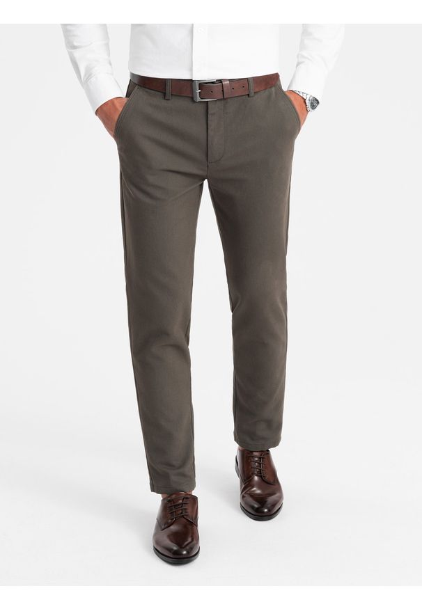 Ombre Clothing - Klasyczne spodnie męskie chino z delikatną teksturą - khaki V2. Kolor: brązowy. Materiał: materiał, poliester, bawełna. Styl: klasyczny